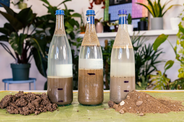 Test delle bottiglie fai da te per l'analisi della composizione del terreno