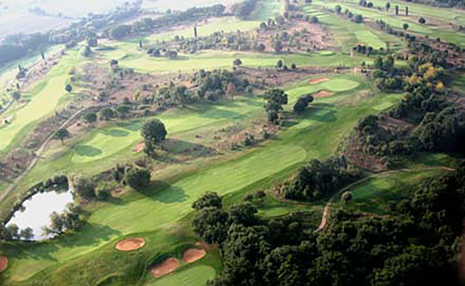 Vista aerea di un campo da golf con tappeto erboso perfetto